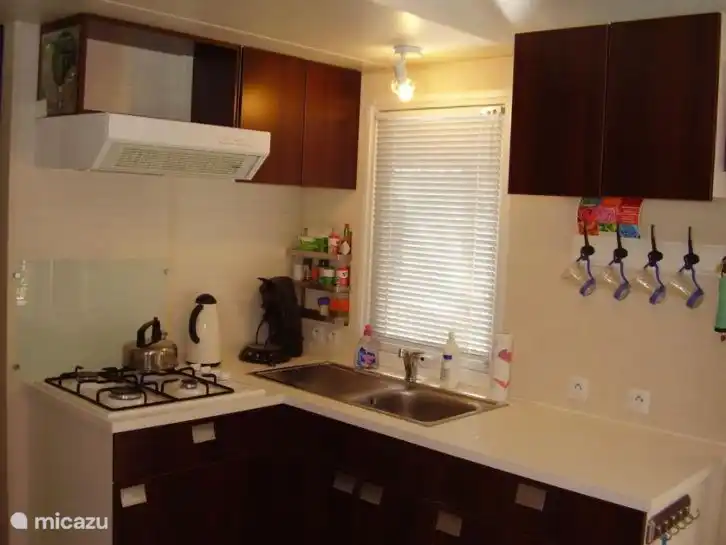 Cocina completa con estufa de gas de 4 quemadores, microondas combinado, refrigerador con congelador, cafetera, hervidor de agua. 