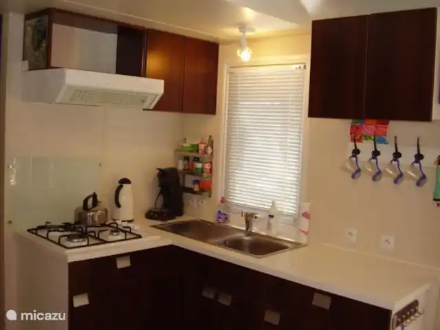Ramatuelle Strandchalet aan zee huren in Frankrijk, Côte d´Azur, Ramatuelle - stacaravan complete keuken met 4 pits gastoestel, combimagnetron, ijskast met vriesvak, koffiezetapparaat, waterkoker.