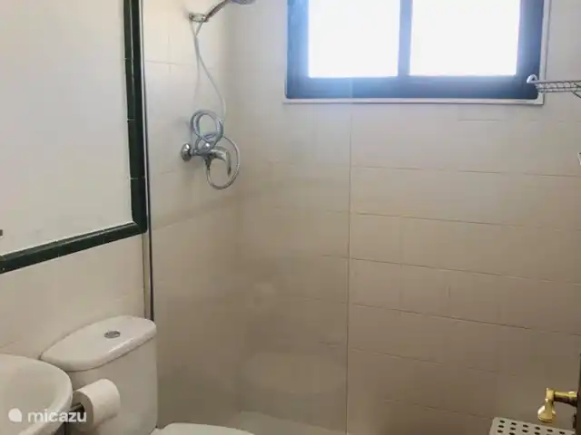 Villa Amigos del Sol -Super vues | Espagne, Andalousie, Alcaucin - villa Salle de bain au rez-de-chaussée avec douche et WC