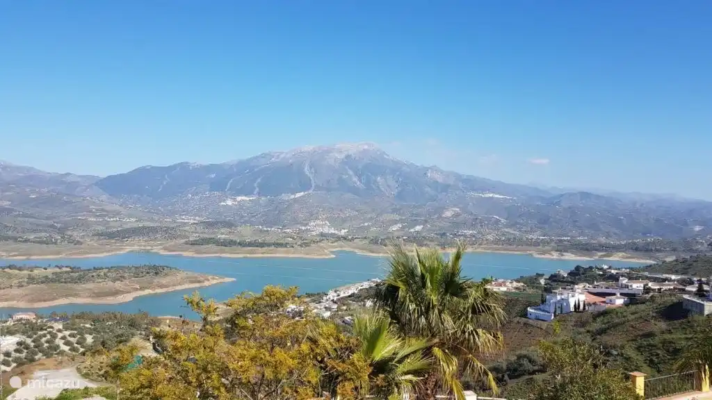 Lake Vinuela 5 minutes from our holiday villa