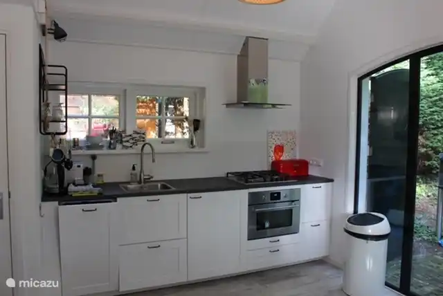 Eine voll ausgestattete und moderne Küche.