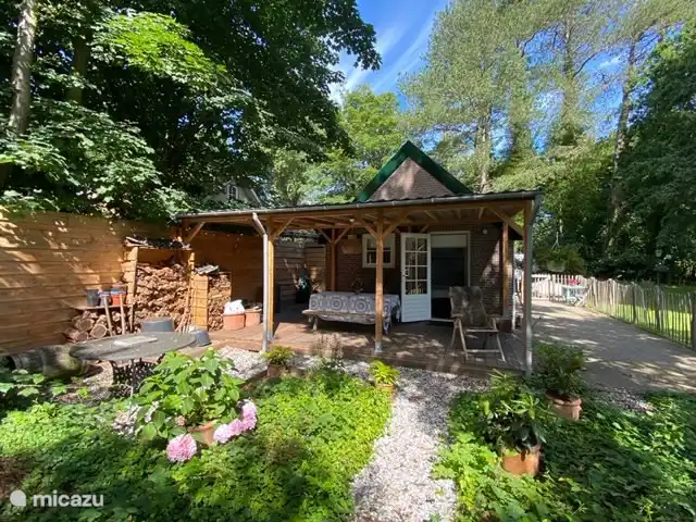Eine schöne überdachte Terrasse an der Rückseite des Studios mit eigenem Garten