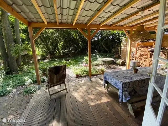 Von der Terrasse ein Blick auf die Wiesen dahinter.