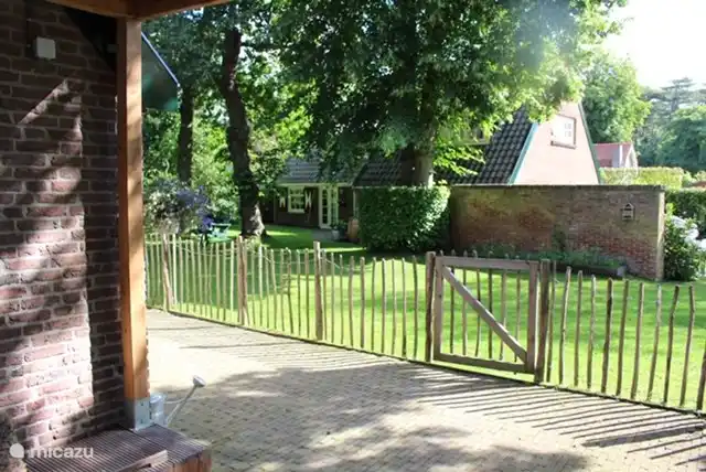 Das Studio befindet sich in unserem Hof, ist aber weit genug von unserem Haus entfernt, um die Privatsphäre des anderen zu gewährleisten.