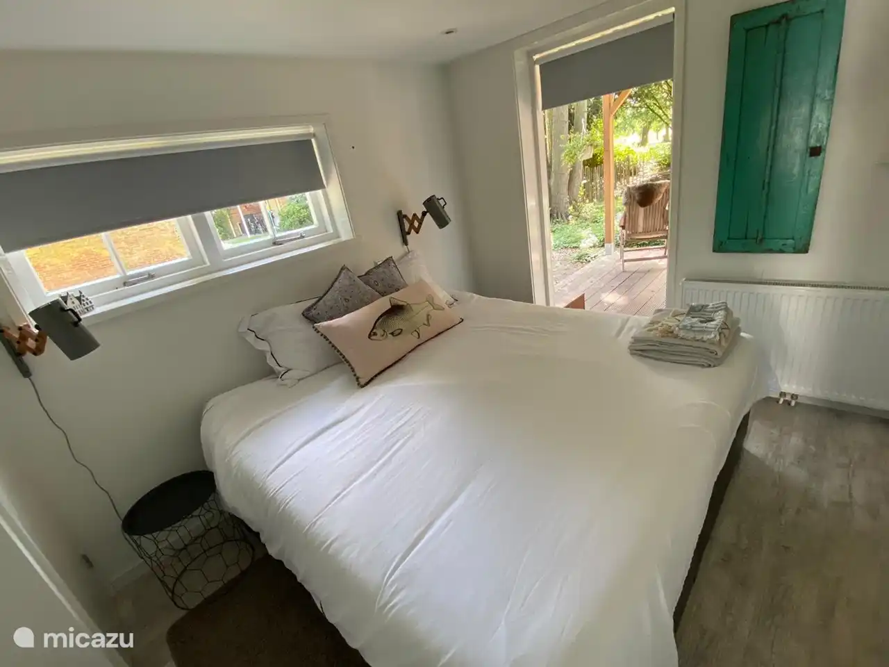 Ein schönes helles Schlafzimmer mit einem schönen Boxspringbett.