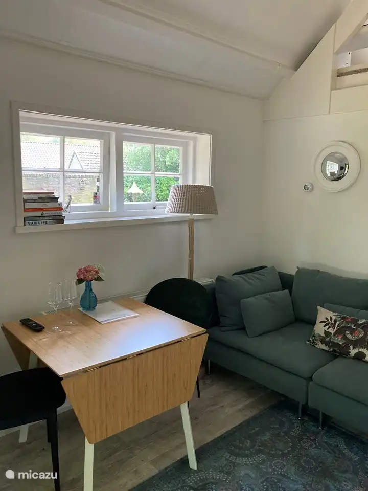 Eine geräumige Wohnküche mit Sofa und Esstisch. Smart-TV und Internet sind selbstverständlich vorhanden.