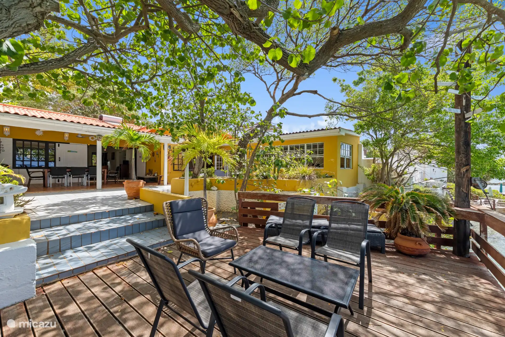 Es gibt mehrere Sitzbereiche rund um das Haus, damit Sie die Natur in vollen Zügen genießen können.