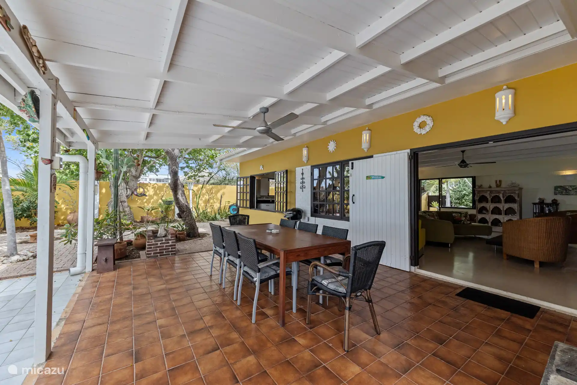 Große Terrassentüren, so dass das Wohnzimmer in den Außenbereich übergeht.