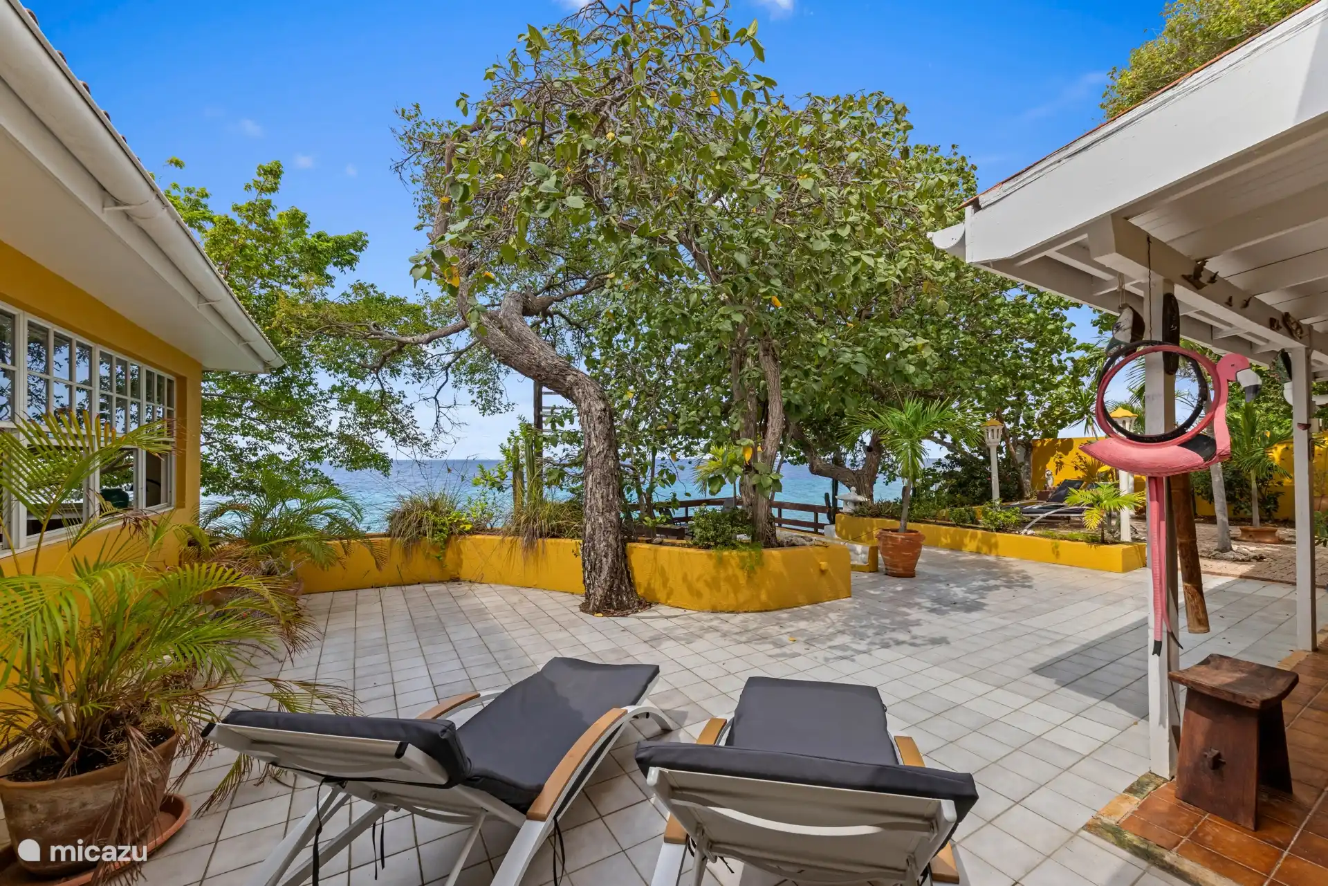 Strandbetten für einen entspannten Nachmittag verfügbar.