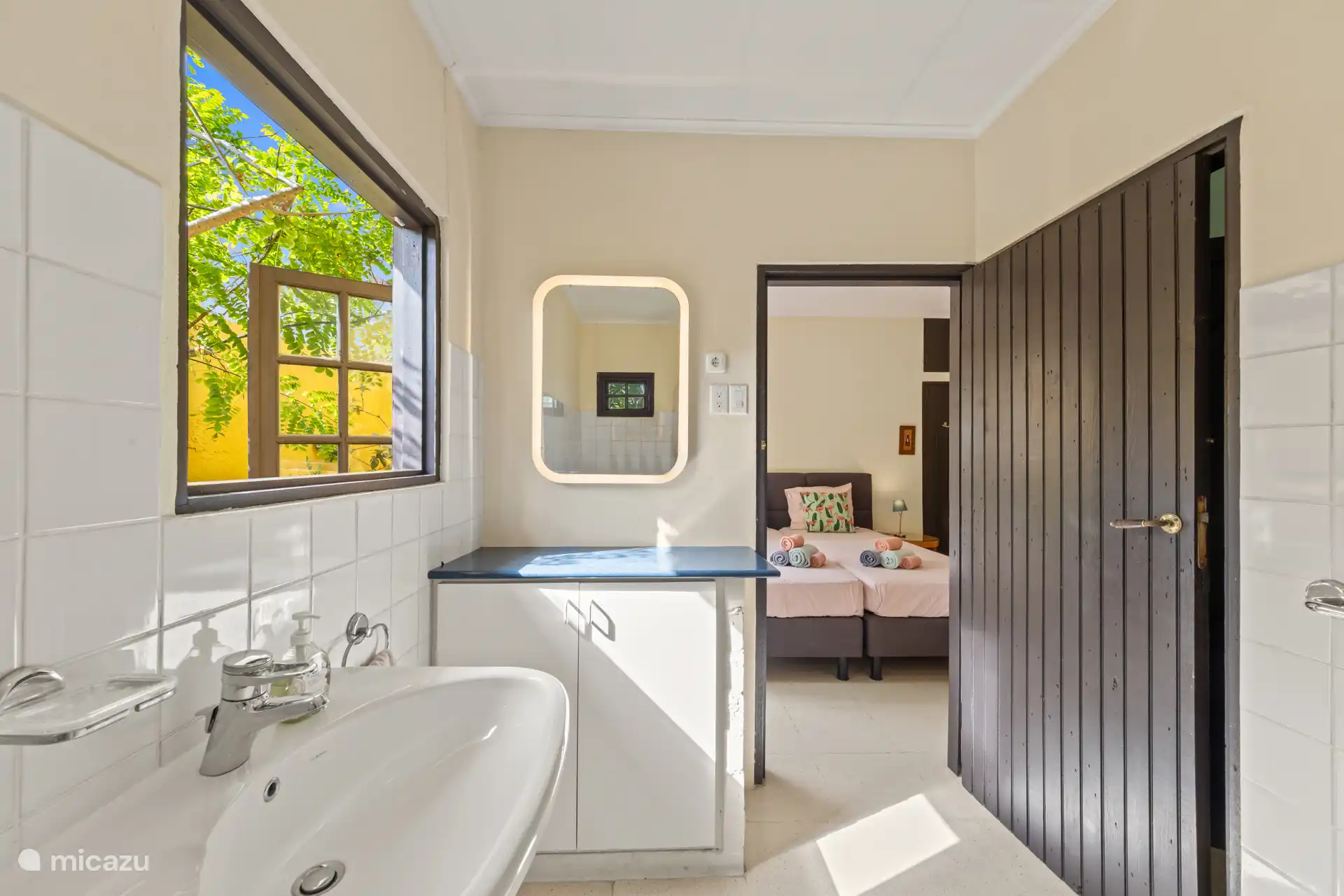 Das zweite Badezimmer wird von den beiden vorderen Schlafzimmern geteilt.