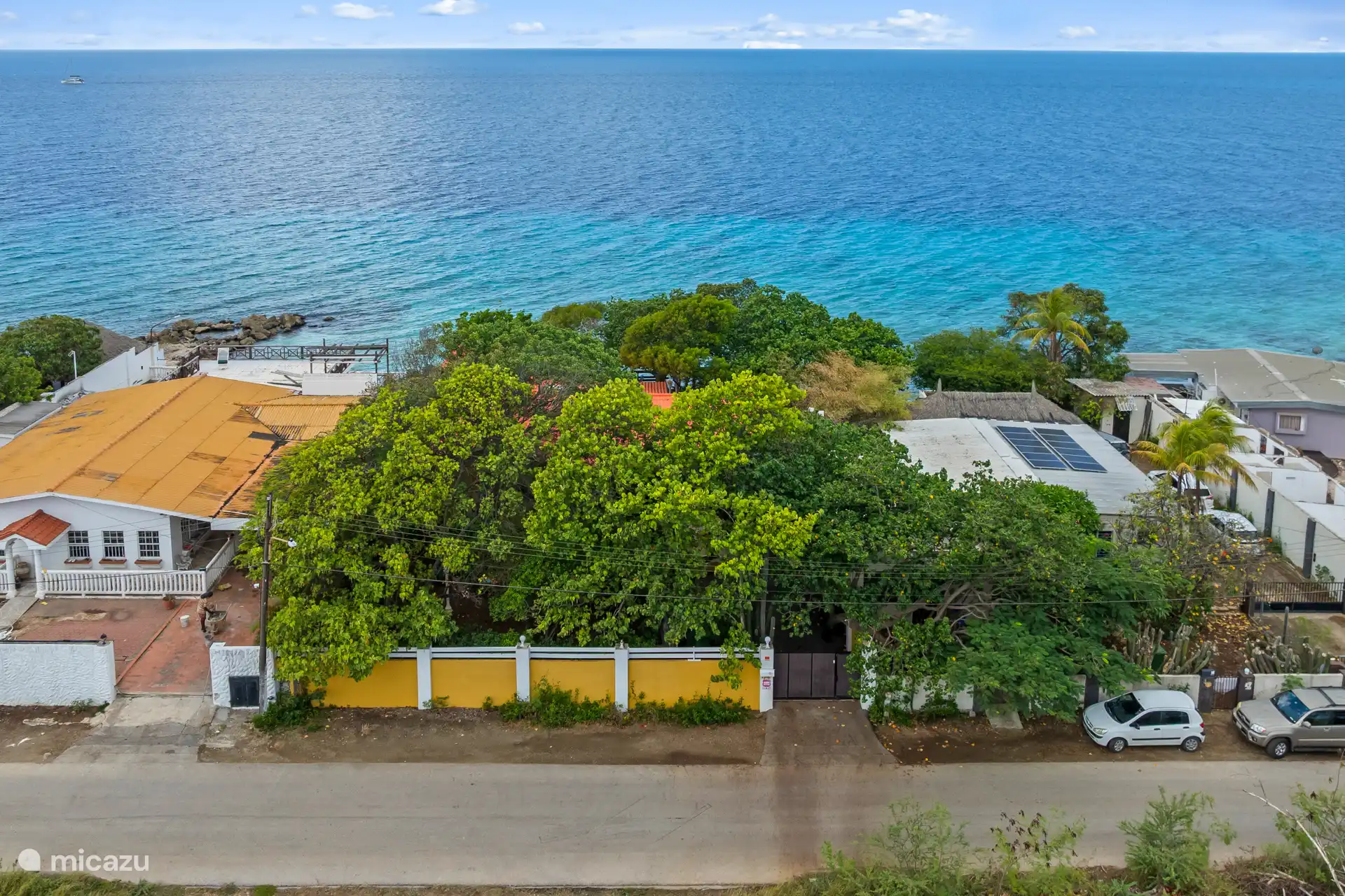 Umgeben von alten Bäumen und tropischen Pflanzen erleben Sie ein ultimatives Gefühl von Ruhe und Privatsphäre – der ideale Ort, um sich vollkommen zu entspannen und zu erholen.