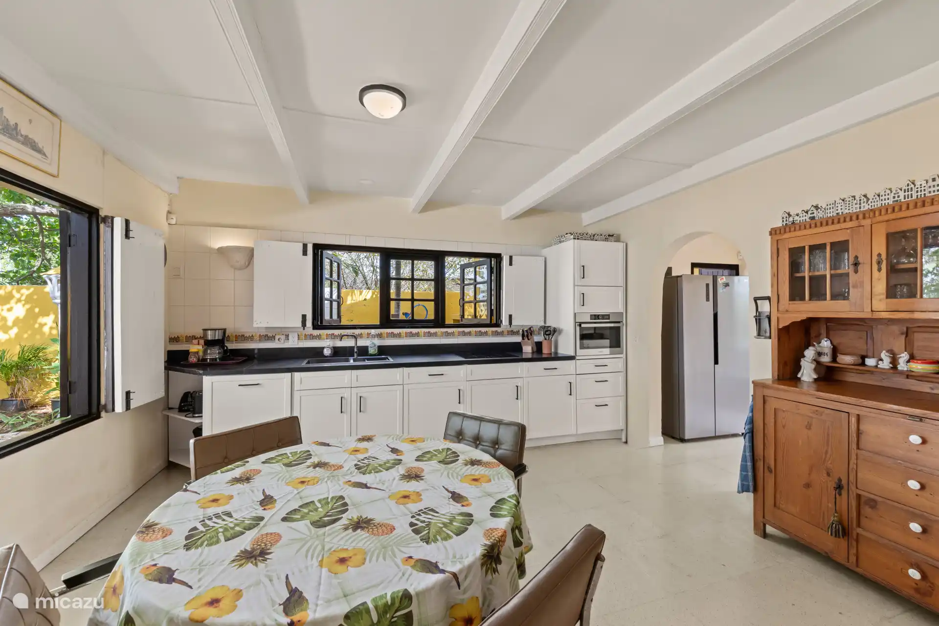 Voll ausgestattete Küche.