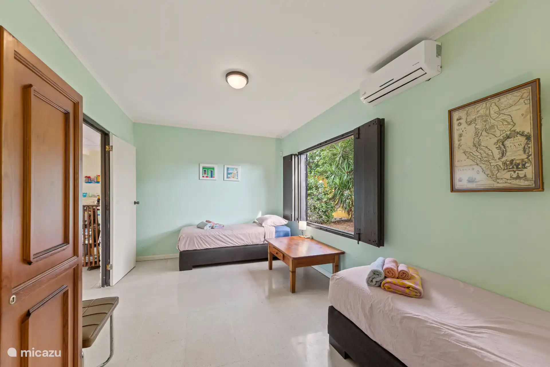 Viertes Schlafzimmer mit zwei Einzelbetten. Babybett auf Anfrage erhältlich.