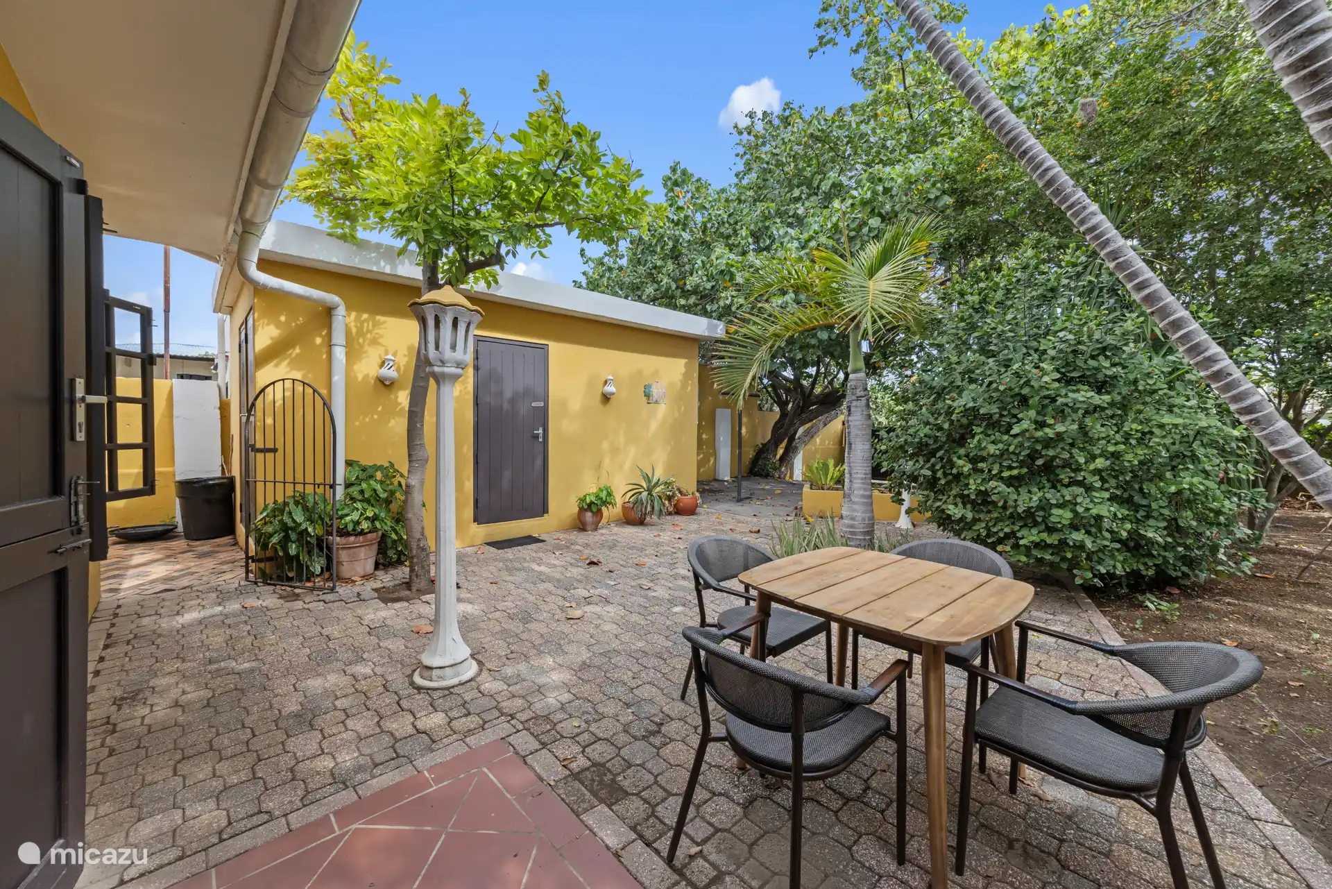 Umgeben von alten Bäumen und tropischen Pflanzen erleben Sie ein ultimatives Gefühl von Ruhe und Privatsphäre – der ideale Ort, um sich vollkommen zu entspannen und zu erholen.