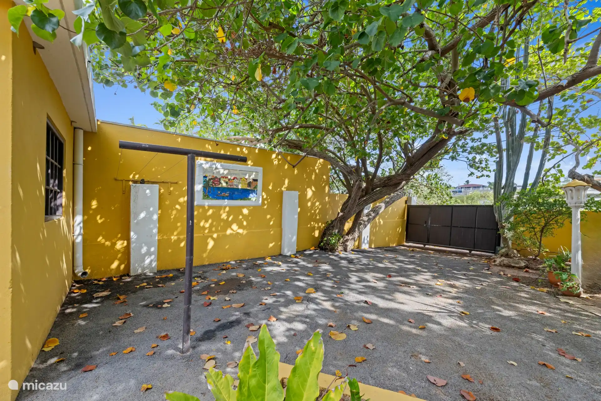 Automatisches Tor, Auto kann darin geparkt werden. Wäscheleine vorhanden.