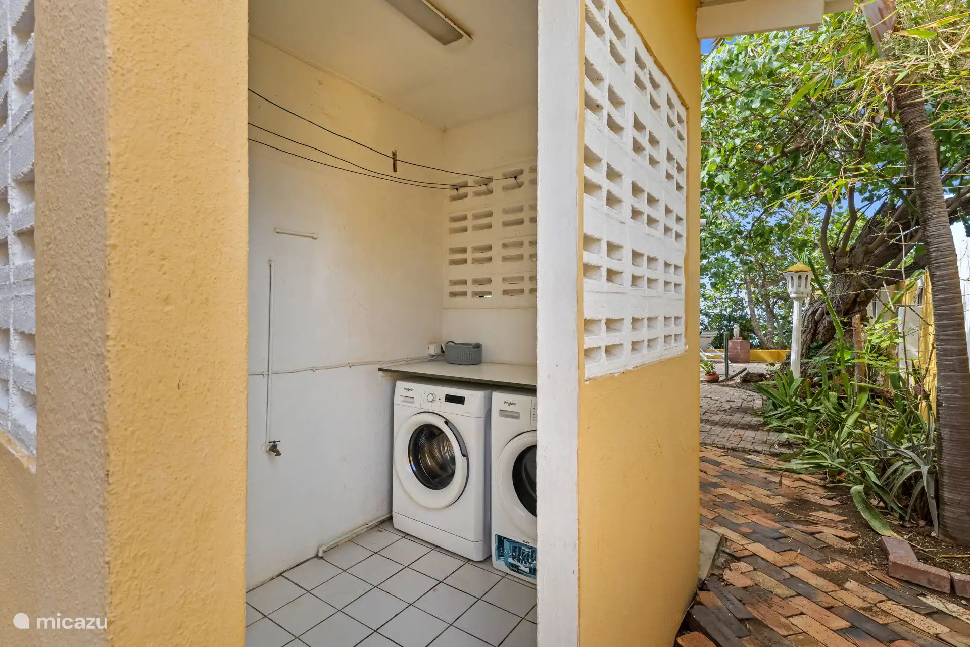 Waschmaschine und Trockner stehen zur Verfügung.