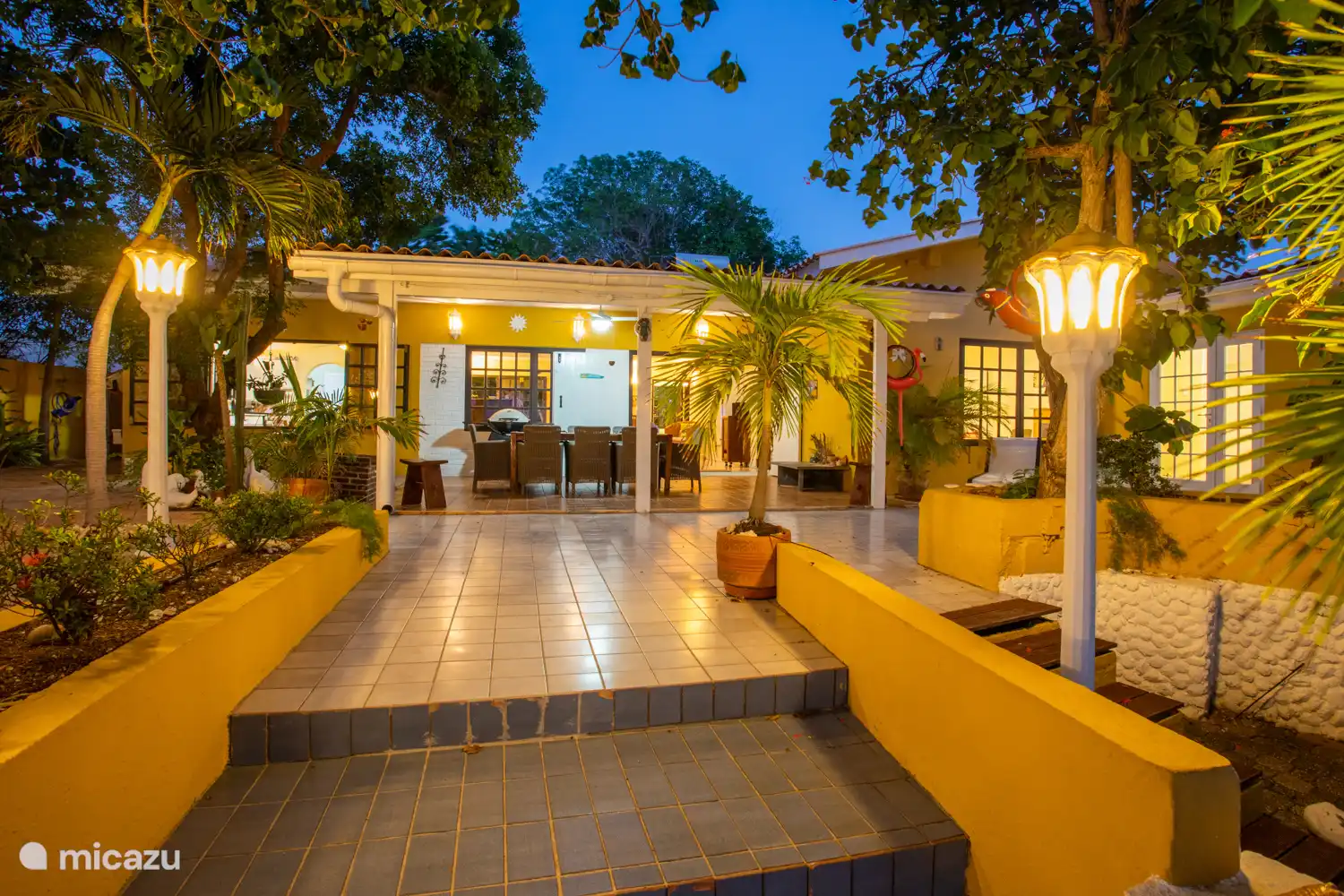 Das Haus ist auch abends mit der Außenbeleuchtung sehr gemütlich.