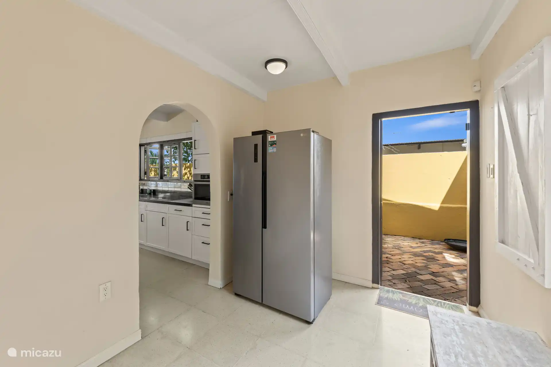 Hauswirtschaftsraum, Seitentür zum Gang in die Waschküche.