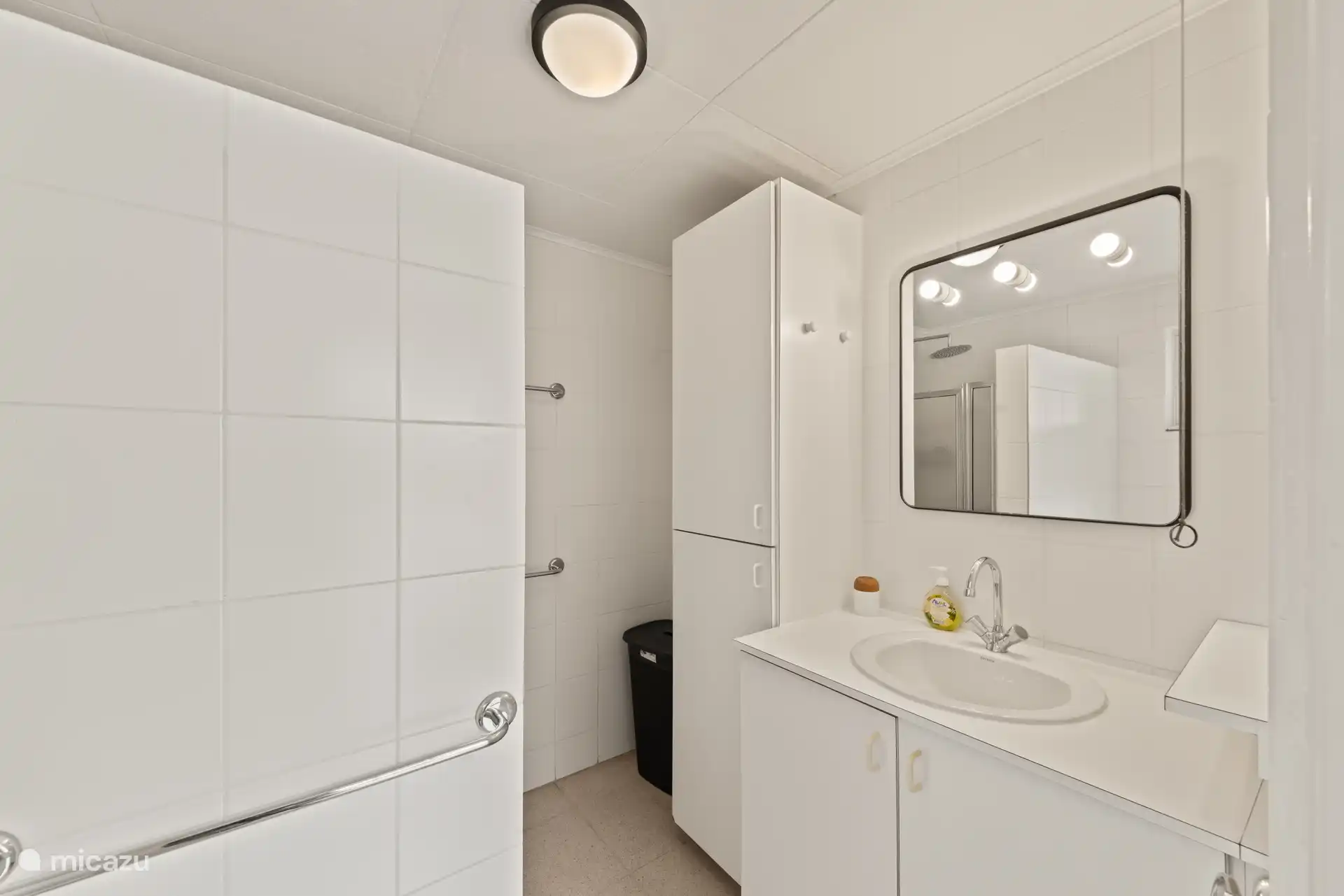 Gemeinschaftsbad für die hinteren beiden Schlafzimmer.