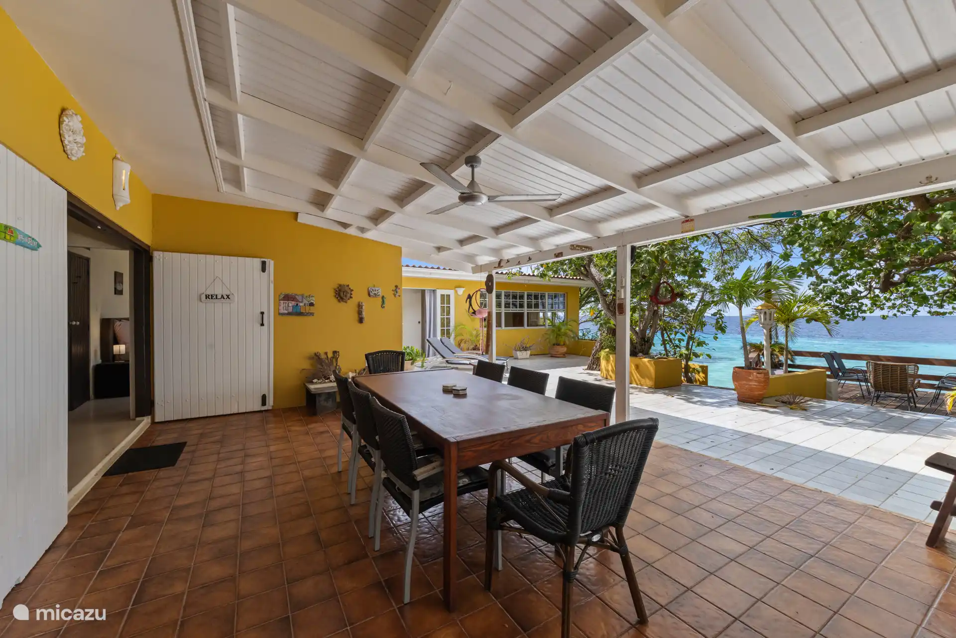 Schöner Ort im Freien mit Meerblick.