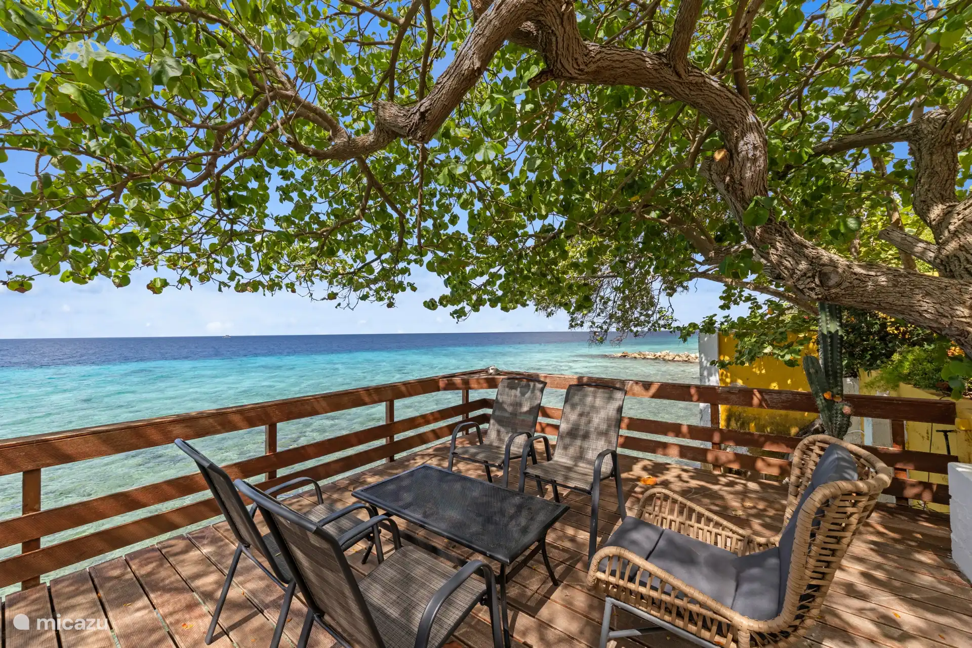 Highlight des Hauses, ein Balkon über dem Meer, genießen Sie die karibische Brise und das entspannende Rauschen der Wellen.