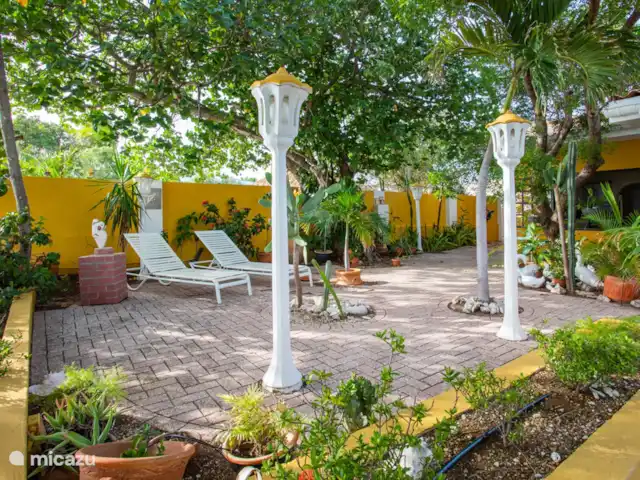 Villa Bord de mer | Curaçao, Curaçao-Centre, Sint Michiel - villa Chaises longues confortables sur la grande terrasse côté mer.