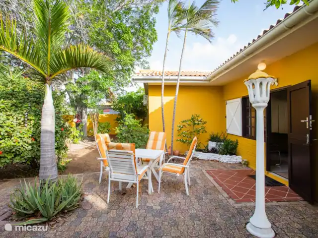 Villa Bord de mer | Curaçao, Curaçao-Centre, Sint Michiel - villa Jardin ombragé magnifiquement entretenu à l'avant de la villa avec des sièges supplémentaires.