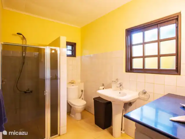 Villa Bord de mer | Curaçao, Curaçao-Centre, Sint Michiel - villa Salle de bain partagée pour les deux chambres à l'avant de la villa.
