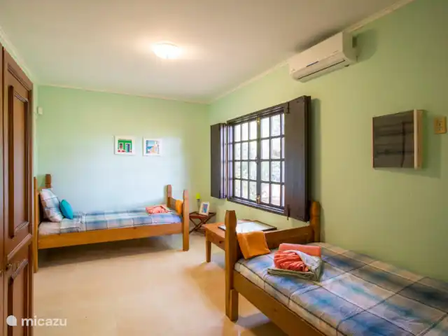 Villa Bord de mer | Curaçao, Curaçao-Centre, Sint Michiel - villa Chambre double avec a/c à l'avant de la villa.