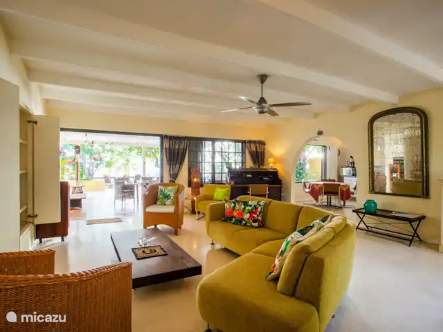 Villa Bord de mer | Curaçao, Curaçao-Centre, Sint Michiel - villa Séjour spacieux avec coin salon confortable. A droite le passage vers la cuisine.