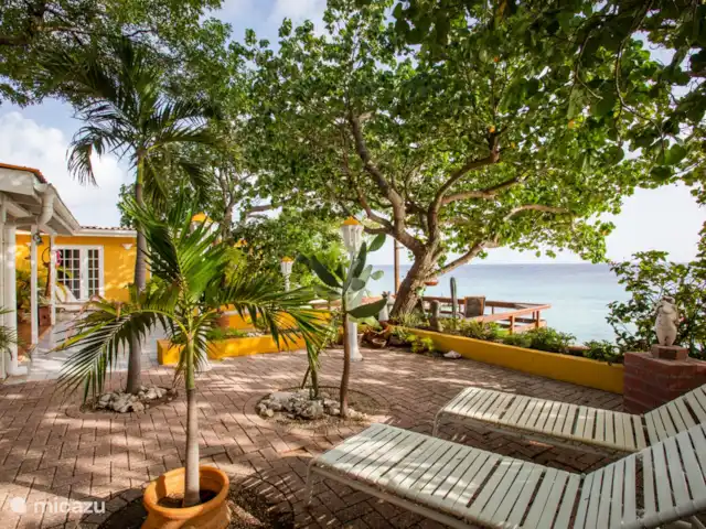 Villa Bord de mer | Curaçao, Curaçao-Centre, Sint Michiel - villa Chaises longues confortables sur la grande terrasse côté mer.