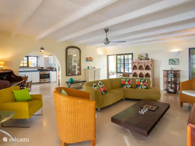 Villa Bord de mer | Curaçao, Curaçao-Centre, Sint Michiel - villa Séjour spacieux avec coin salon confortable. A droite le passage vers la cuisine.