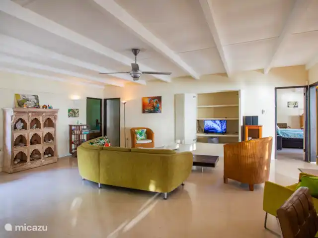 Villa Bord de mer | Curaçao, Curaçao-Centre, Sint Michiel - villa Séjour spacieux avec coin salon confortable. A droite la porte de la chambre principale.