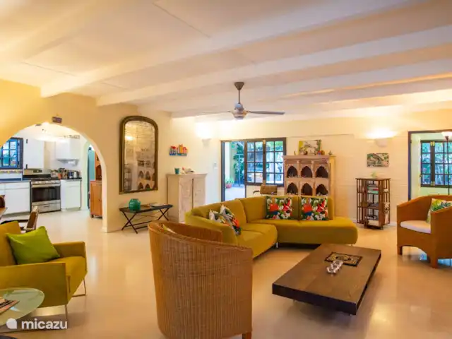 Villa Bord de mer | Curaçao, Curaçao-Centre, Sint Michiel - villa Salon le soir.