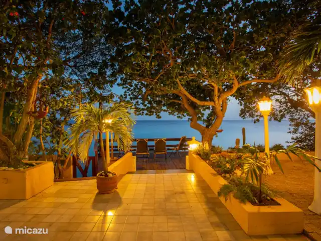 Villa Bord de mer | Curaçao, Curaçao-Centre, Sint Michiel - villa Terrasse le soir.