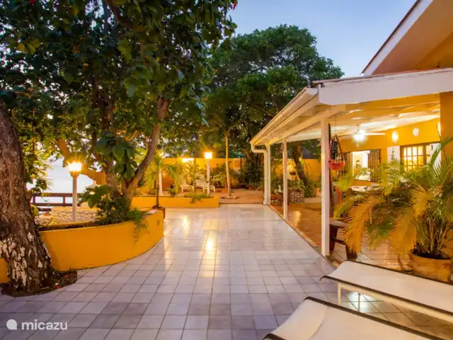 Villa Bord de mer | Curaçao, Curaçao-Centre, Sint Michiel - villa Terrasse le soir.