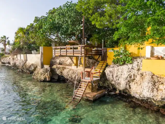 Villa Bord de mer | Curaçao, Curaçao-Centre, Sint Michiel - villa Vue d'ensemble de la villa côté mer avec l'escalier privé menant à l'océan.