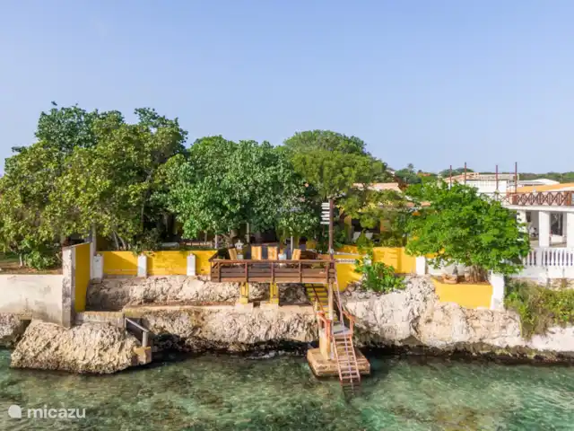 Villa Bord de mer | Curaçao, Curaçao-Centre, Sint Michiel - villa Vue d'ensemble de la villa côté mer avec l'escalier privé menant à l'océan.