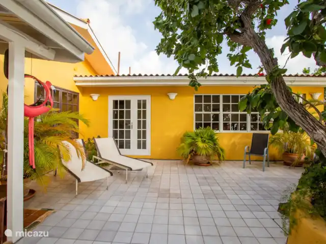 Villa Bord de mer | Curaçao, Curaçao-Centre, Sint Michiel - villa Chaises longues confortables sur la grande terrasse côté mer.
