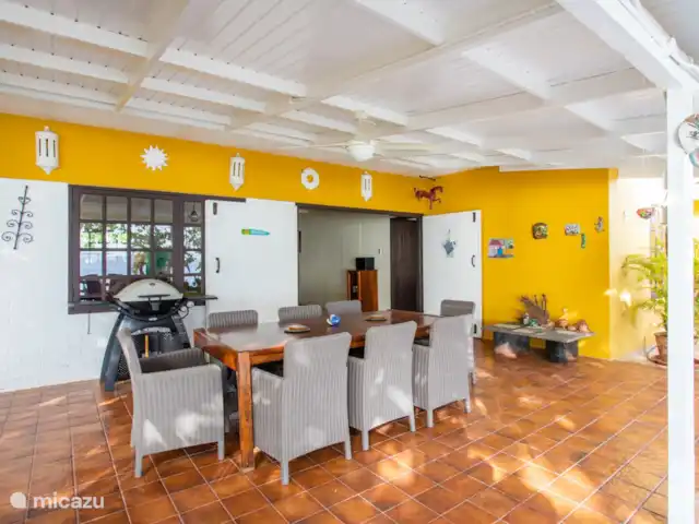 Villa Bord de mer | Curaçao, Curaçao-Centre, Sint Michiel - villa Salle à manger spacieuse à l'extérieur avec les portes-fenêtres menant au salon à l'intérieur.