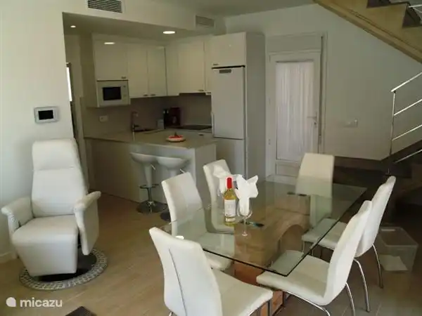 acogedora sala de estar con cocina abierta