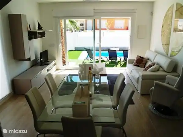 zona de estar con asiento para 3 personas y un asiento individual