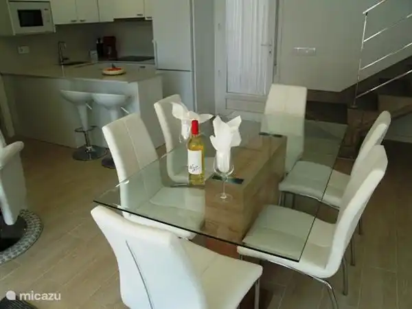 En el salón hay una mesa para 6 personas y un rincón de desayuno junto a la isla de la cocina para 2 personas.