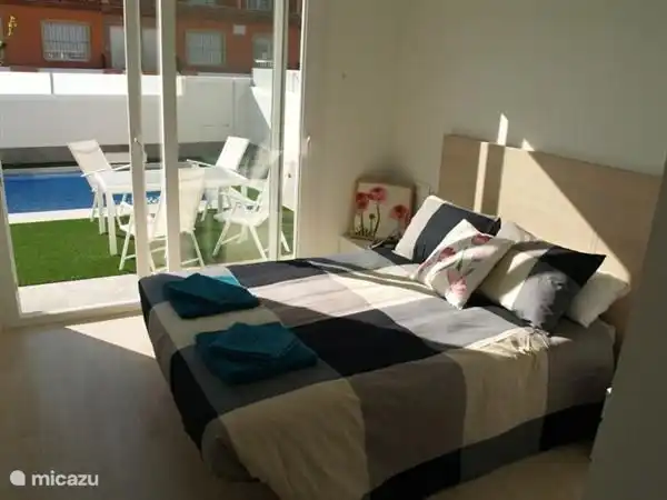 dormitorio de abajo con vista a la piscina