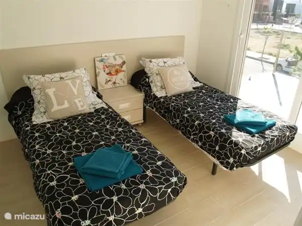 dormitorio con 2 camas individuales