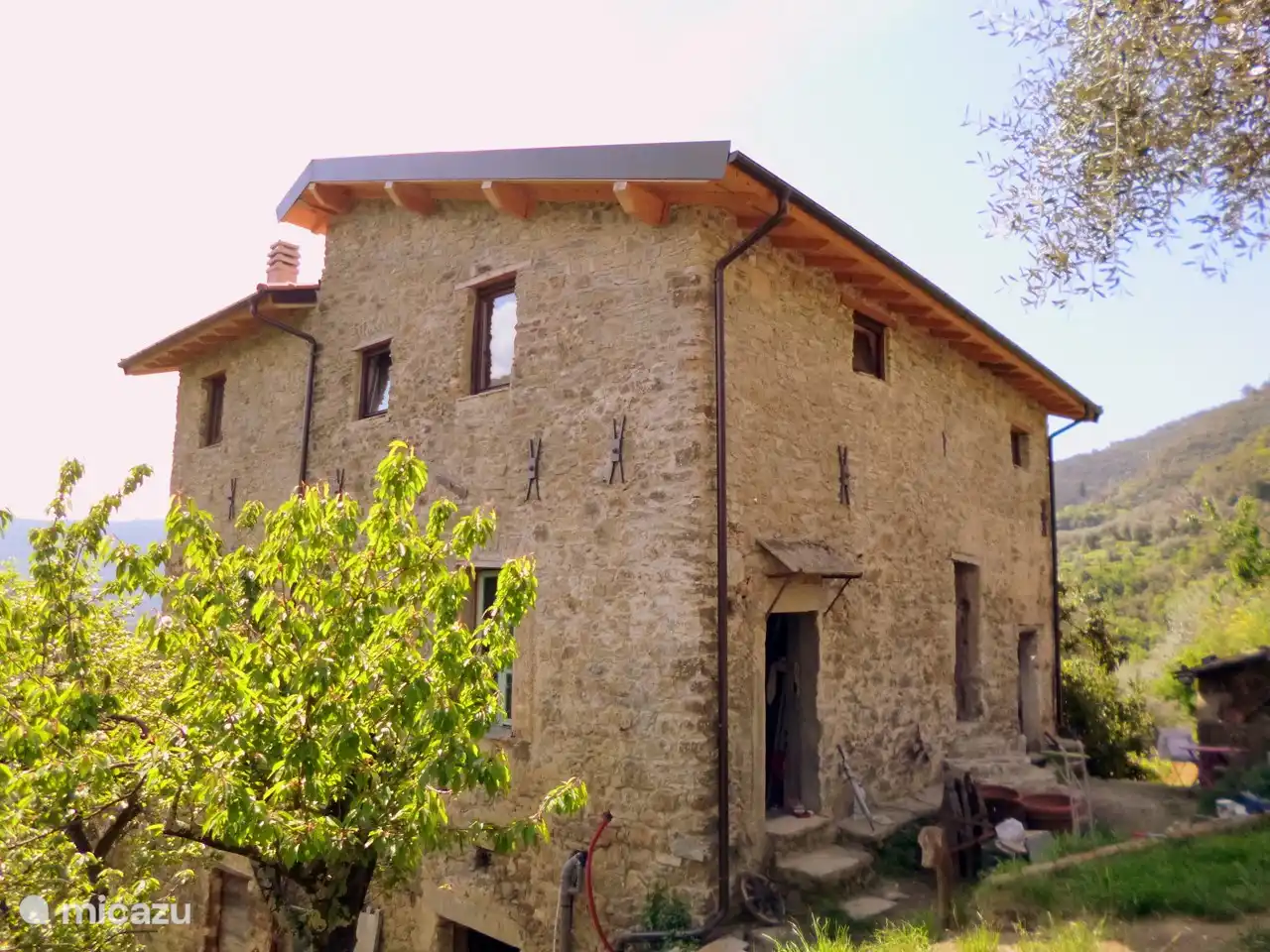 Das 500 Jahre alte Haus. Die Wohnung befindet sich im ersten Stock, also 1 Treppe.