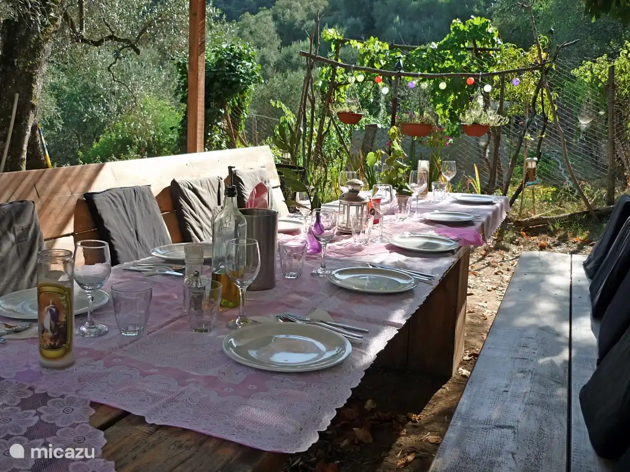 Wir kochen auch für unsere Gäste und essen zusammen im Olivenhain. Gemütlich.