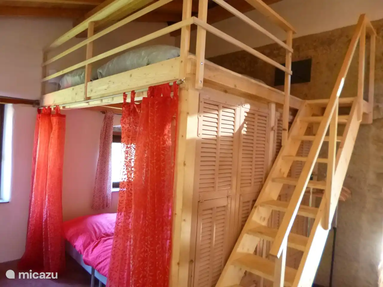 Schlafbereich mit Dachboden mit zwei Betten.