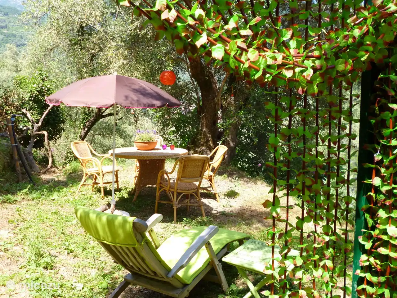 Dies ist die private Terrasse der Wohnung.