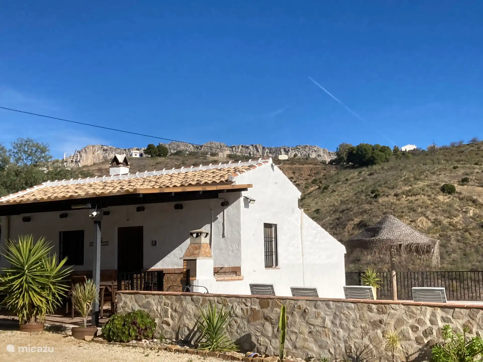 das Haus mit den Bergen des Naturparks El Torcal im Hintergrund